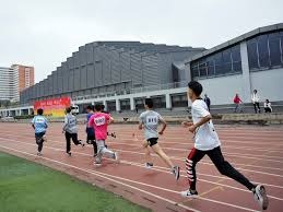 巴里·邦兹在 2001 年单季击出 73 支全垒打，刷新了大联盟单季本垒打的历史天花板